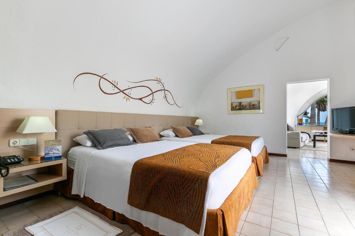 Cama o camas de una habitación en Hotel LIVVO Risco del Gato Suites