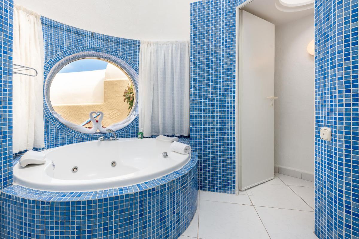 Un baño de Hotel LIVVO Risco del Gato Suites