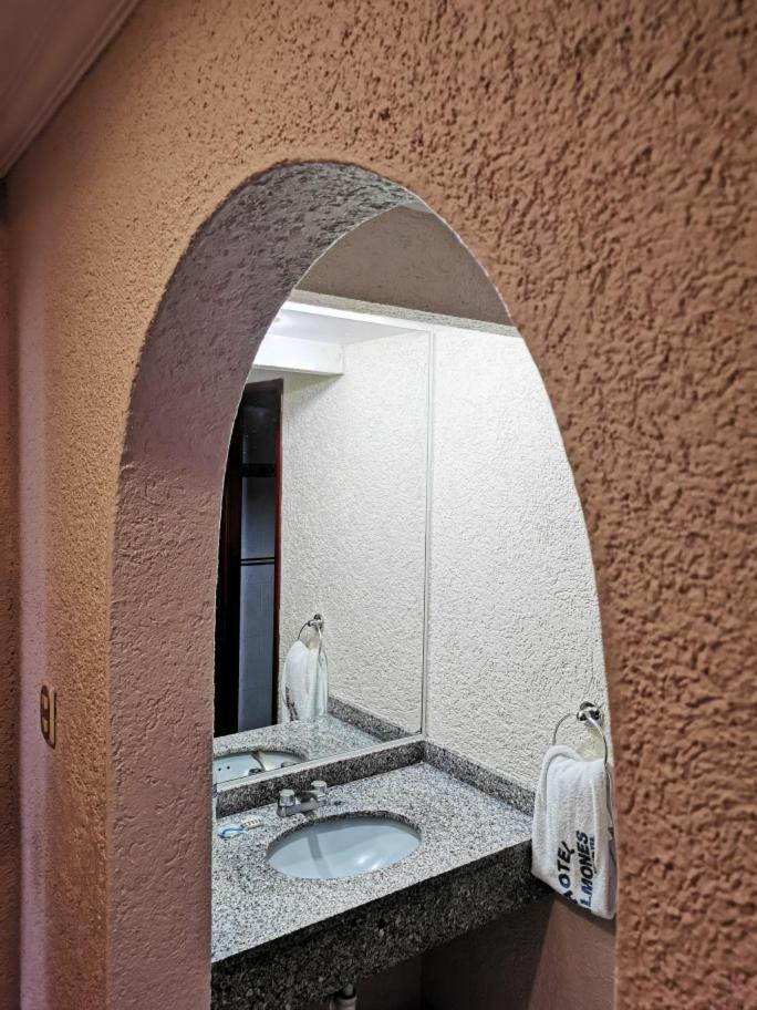 Hotel Salmones - Housity