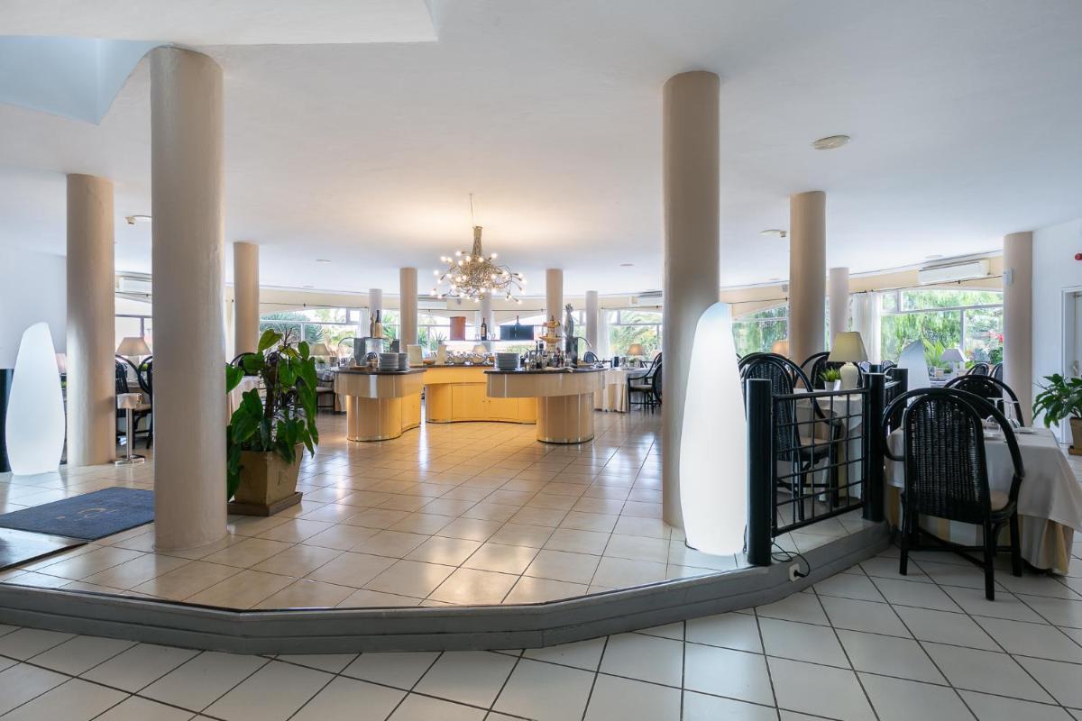 Un restaurante o sitio para comer en Hotel LIVVO Risco del Gato Suites