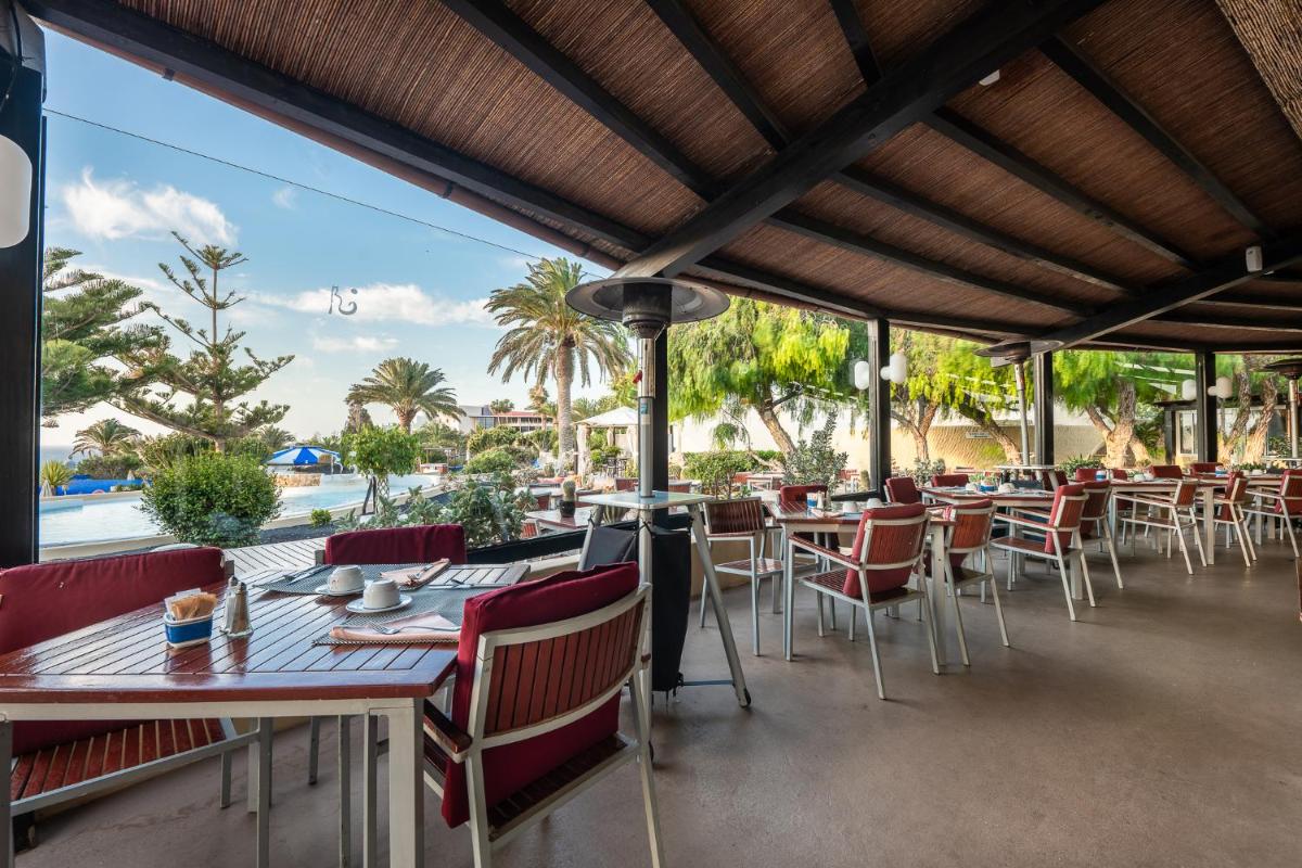 Un restaurante o sitio para comer en Hotel LIVVO Risco del Gato Suites