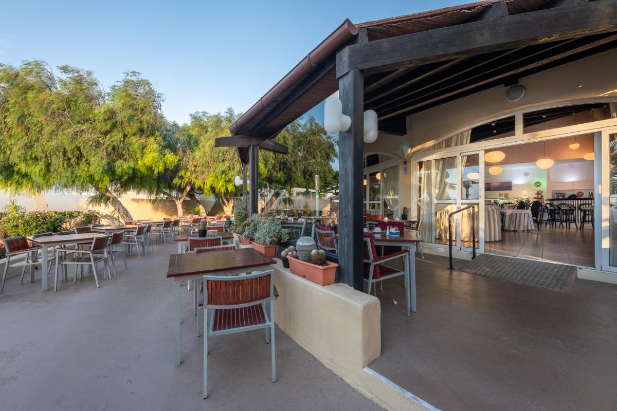 Un restaurante o sitio para comer en Hotel LIVVO Risco del Gato Suites