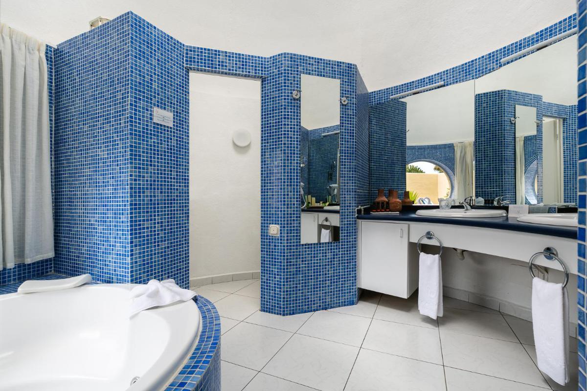 Un baño de Hotel LIVVO Risco del Gato Suites
