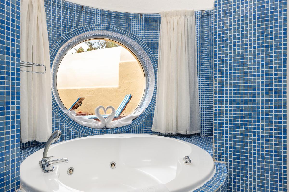 Un baño de Hotel LIVVO Risco del Gato Suites