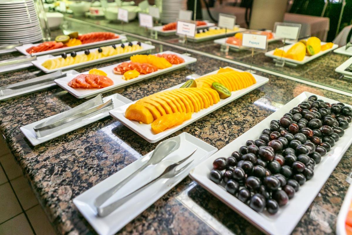 Comida en o cerca de este hotel