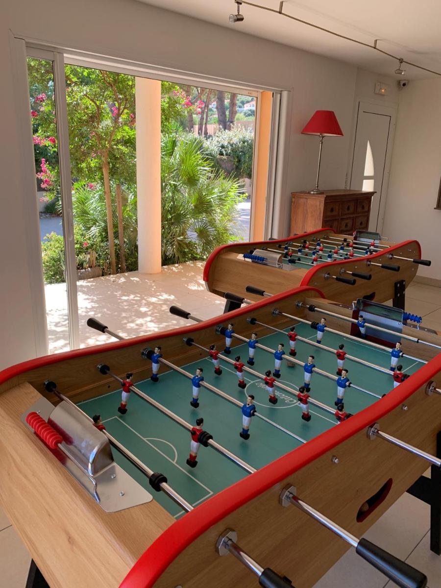 Salle de jeux dans l'établissement Domaine Villas Mandarine Private Pools & Spa