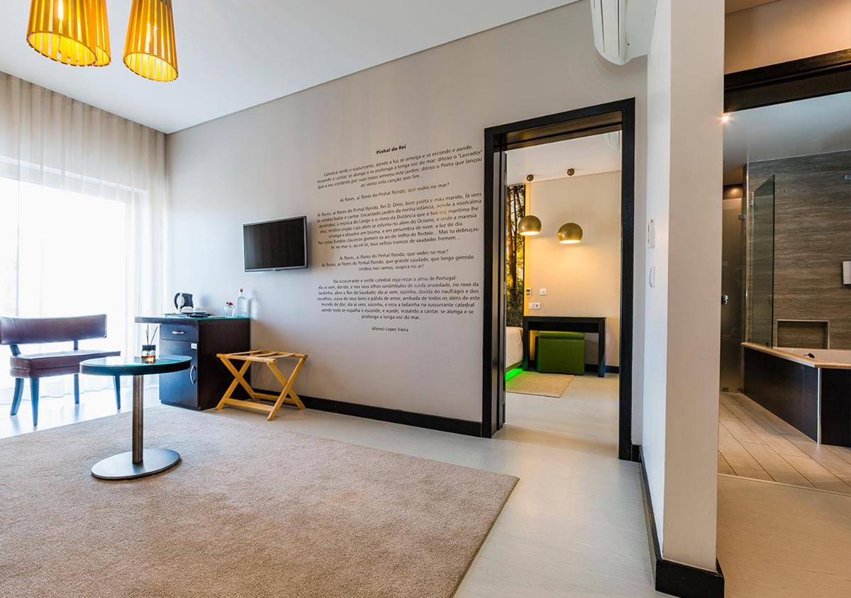 Uma televisão e/ou sistema de entretenimento em Lisotel - Hotel & Spa
