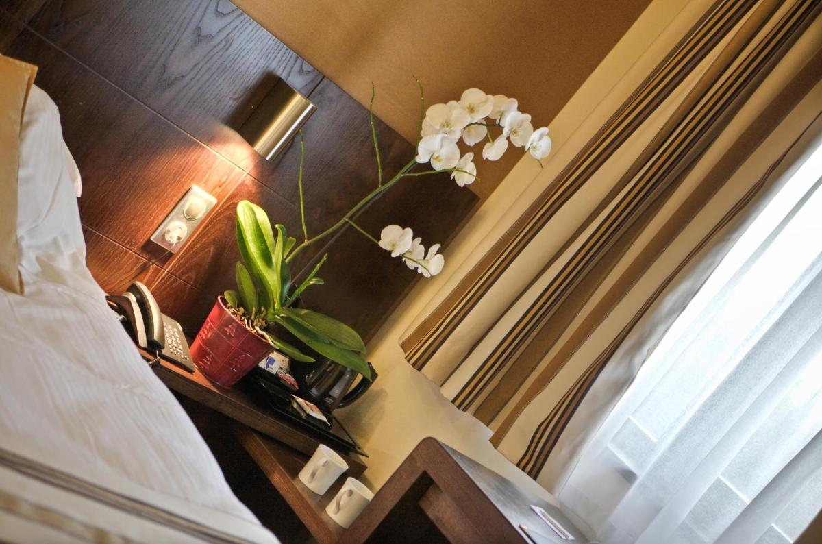 Un ou plusieurs lits dans un hébergement de l'établissement Best Western Plus Hotel des Francs