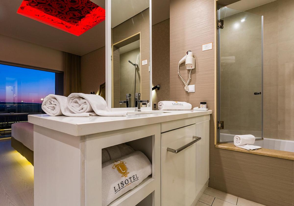 Uma casa de banho em Lisotel - Hotel & Spa