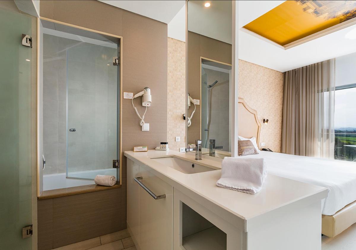 Uma casa de banho em Lisotel - Hotel & Spa