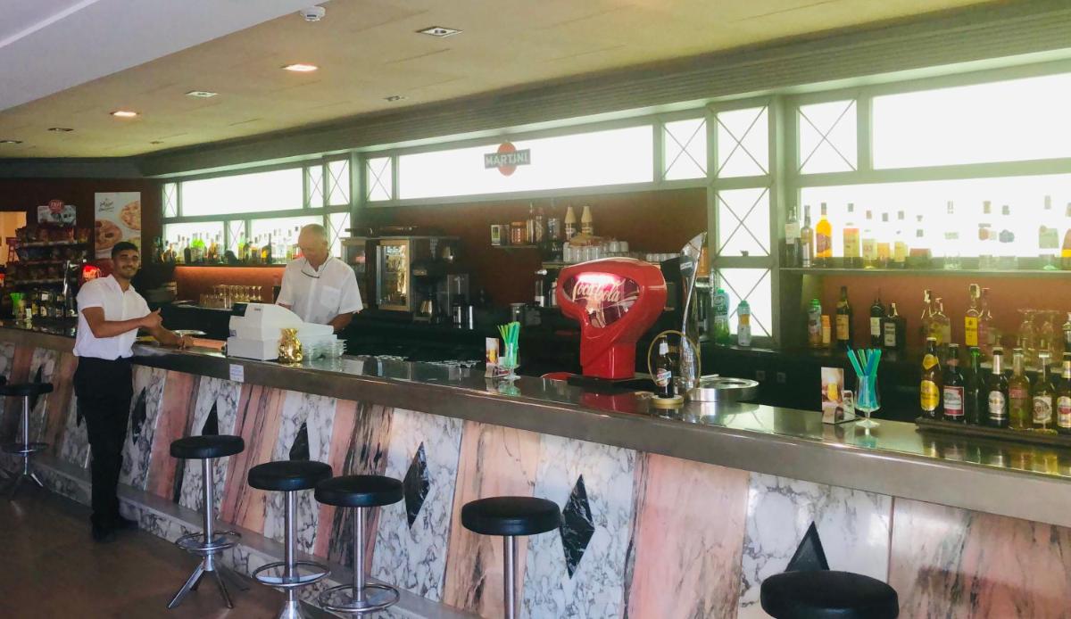 El salón o zona de bar de Hotel Reymar Playa