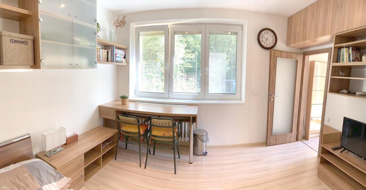 Krásný apartmán u lesa, trolejbus do centra a BVV, parkování zdarma - Housity