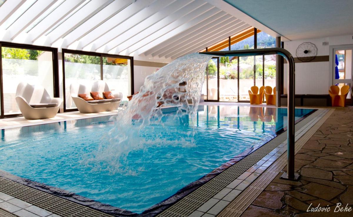 Piscine de l'établissement Les Gentianettes Hotel & Spa ou située à proximité