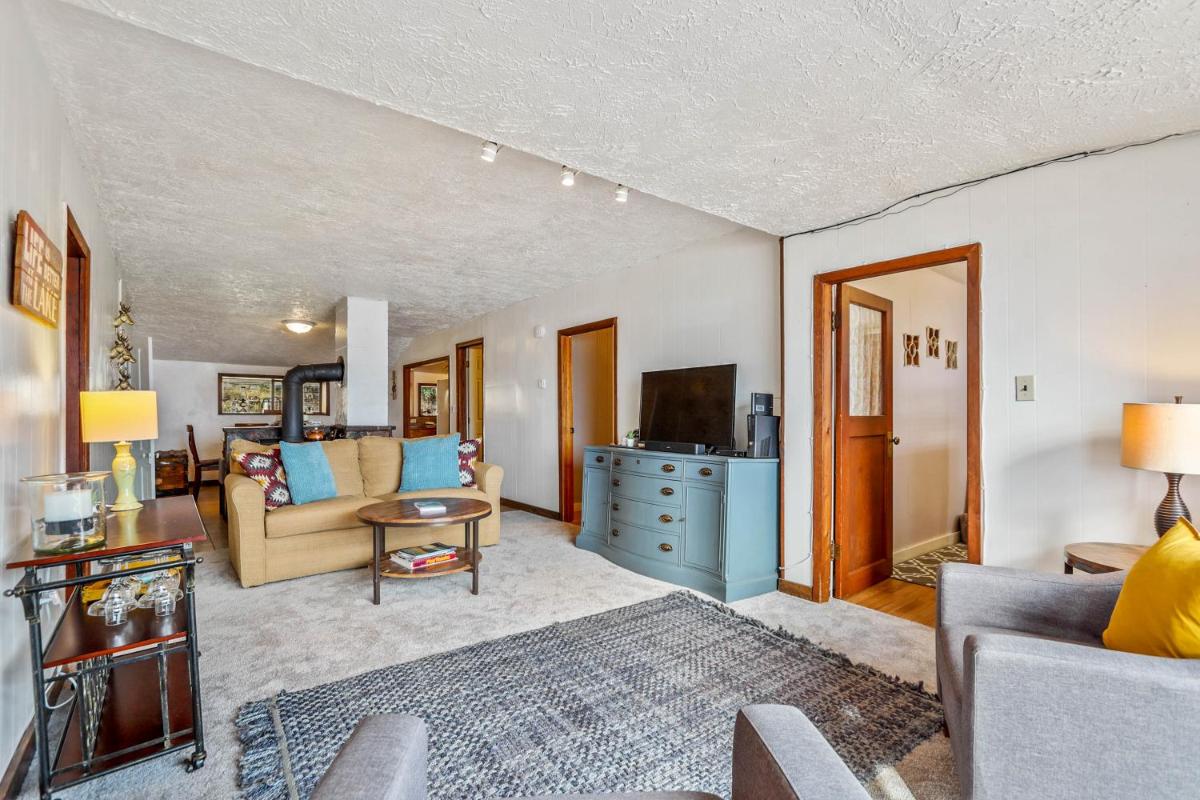 Highland Lakeview Getaway - Housity