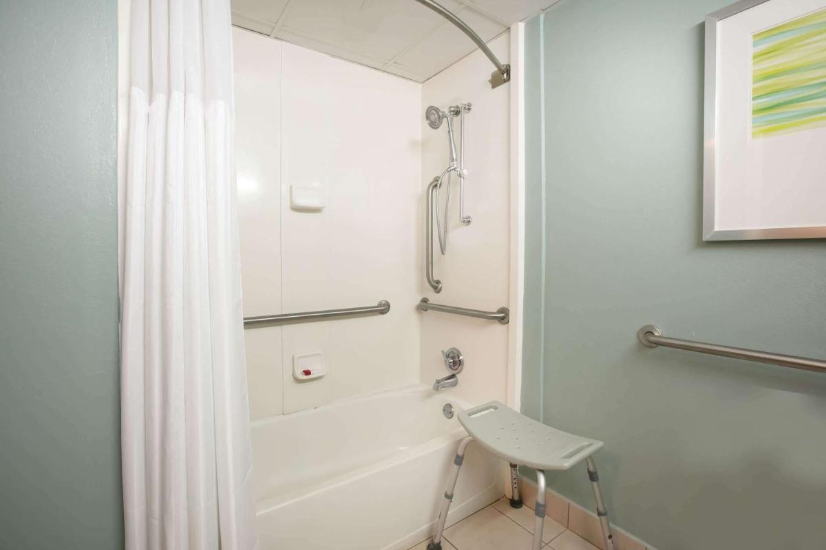 Baymont Inn & Suites Braselton - Housity