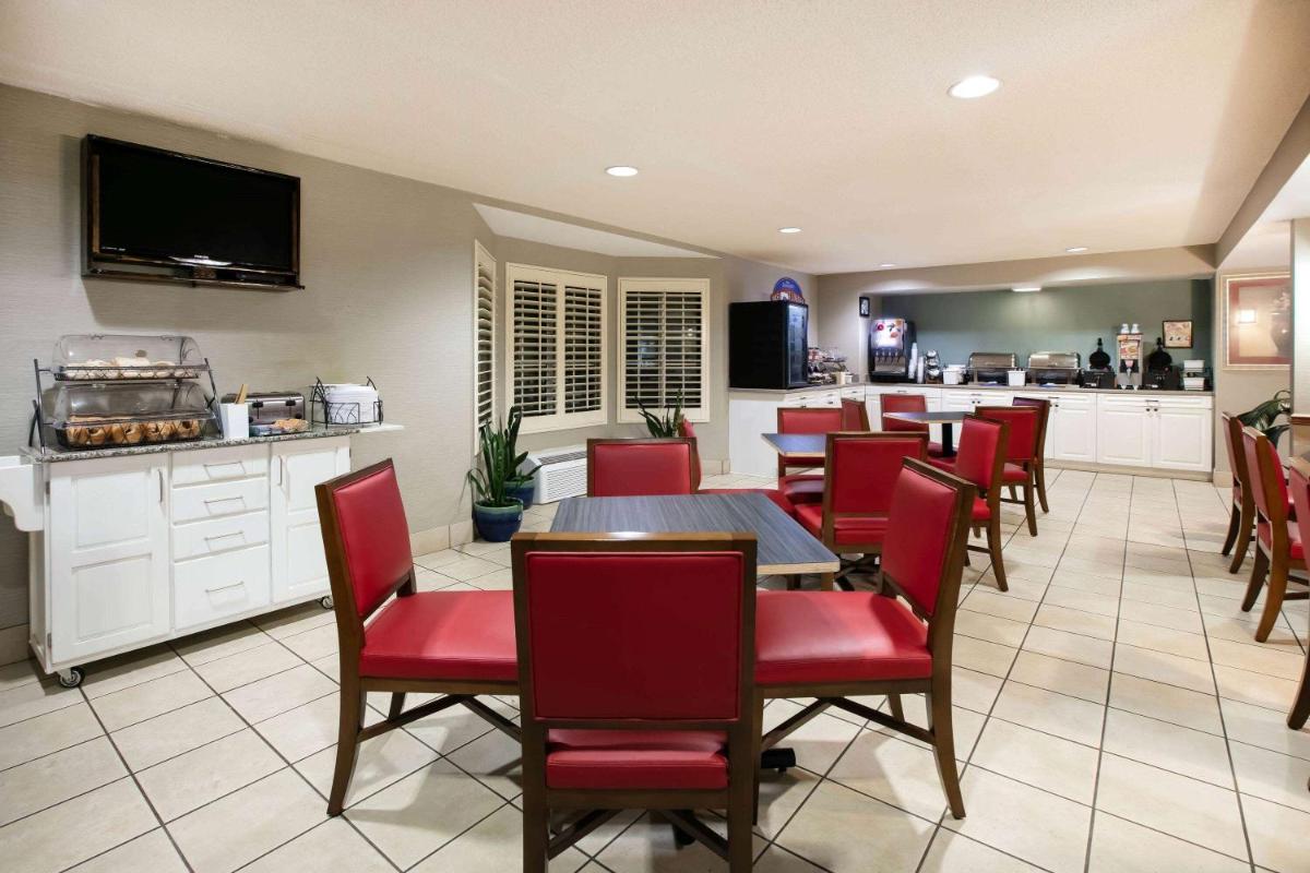 Baymont Inn & Suites Braselton - Housity