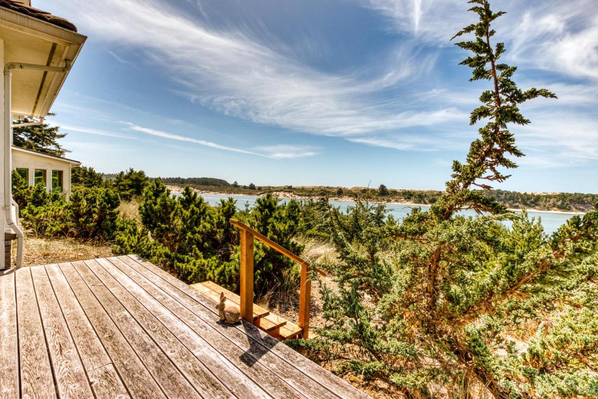 Riverfront Estate - Housity