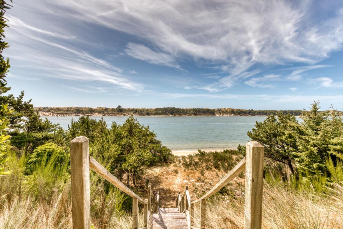 Riverfront Estate - Housity