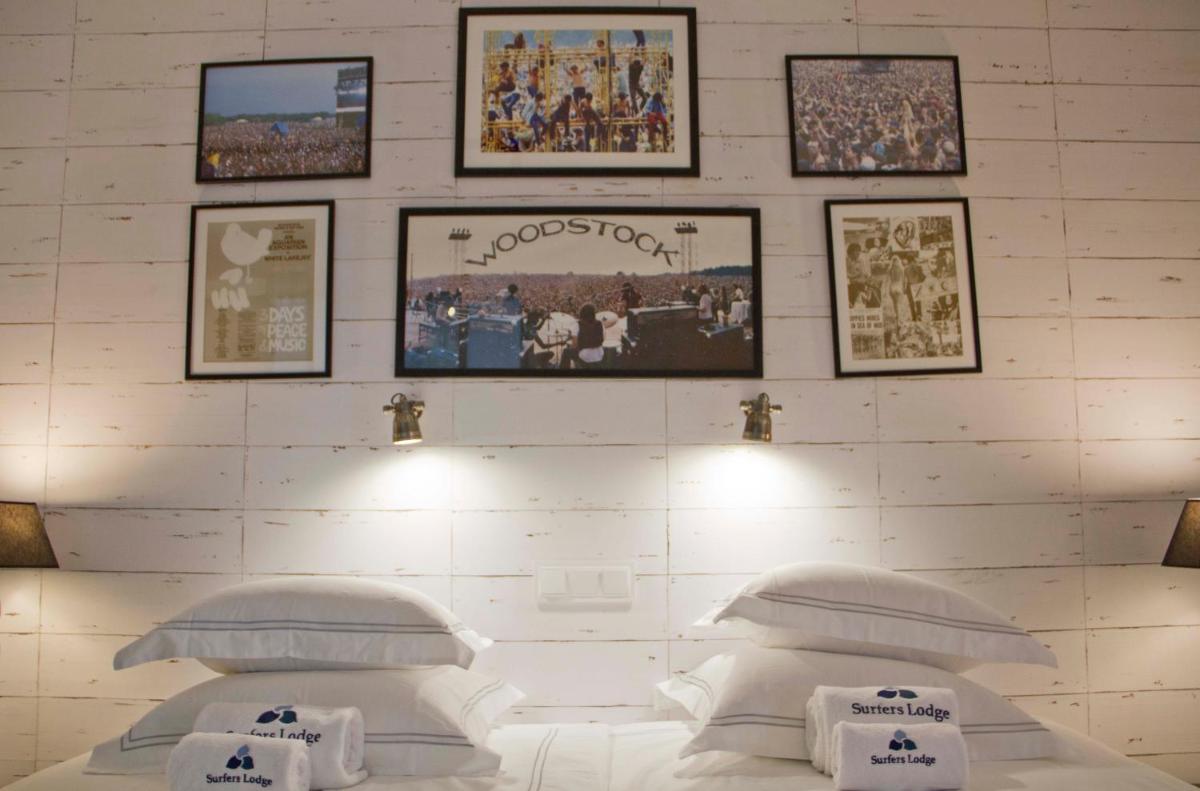 Uma cama ou camas num quarto em Surfers Lodge Peniche