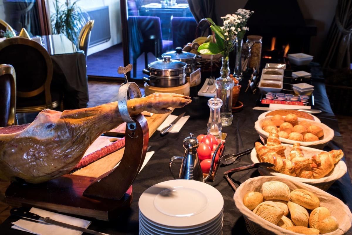 Comida en o cerca de este hotel