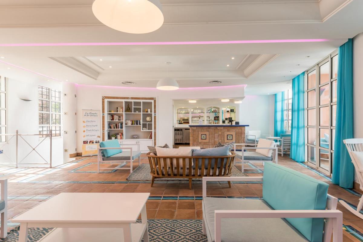 Coin salon dans l'établissement Hôtel de l'Esterel Pierre & Vacances