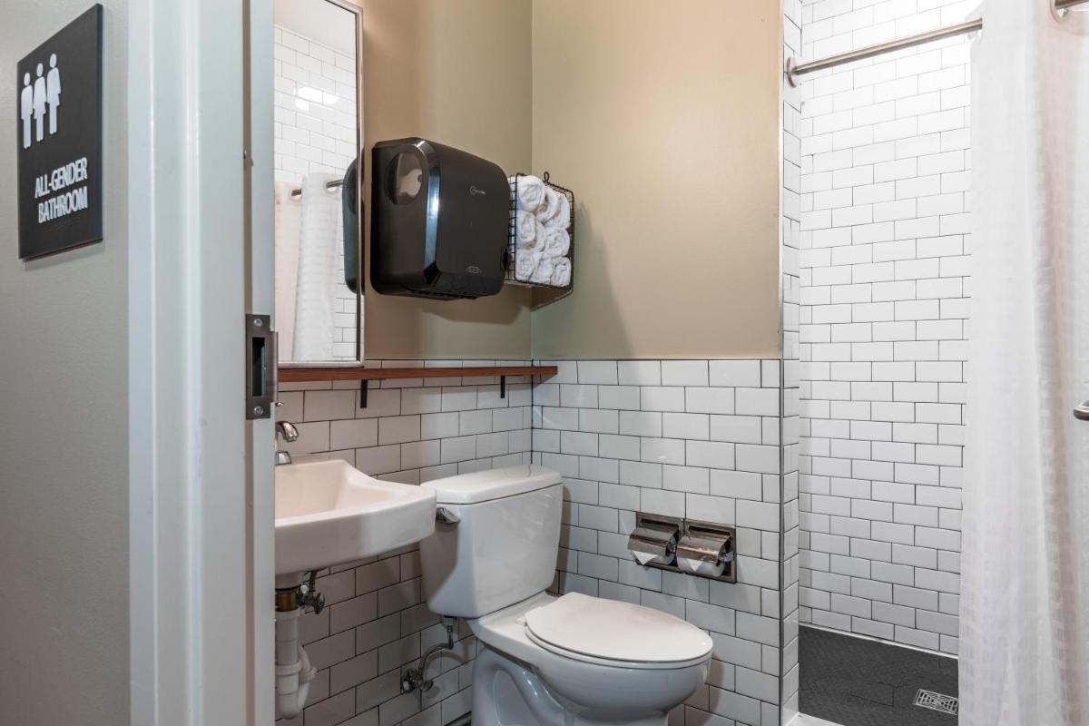 HI New Orleans Hostel - Housity