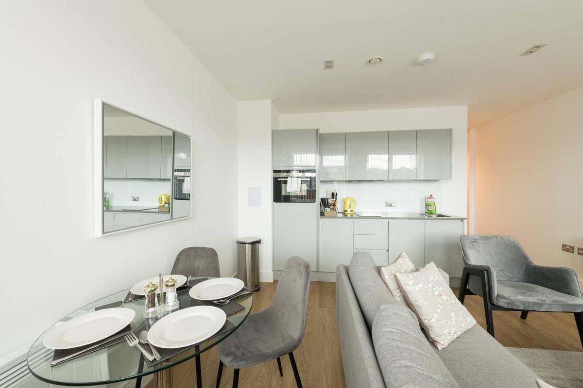 Sterling Modern Apartment, Brentwood with Netflix & Amazon Music - Housity