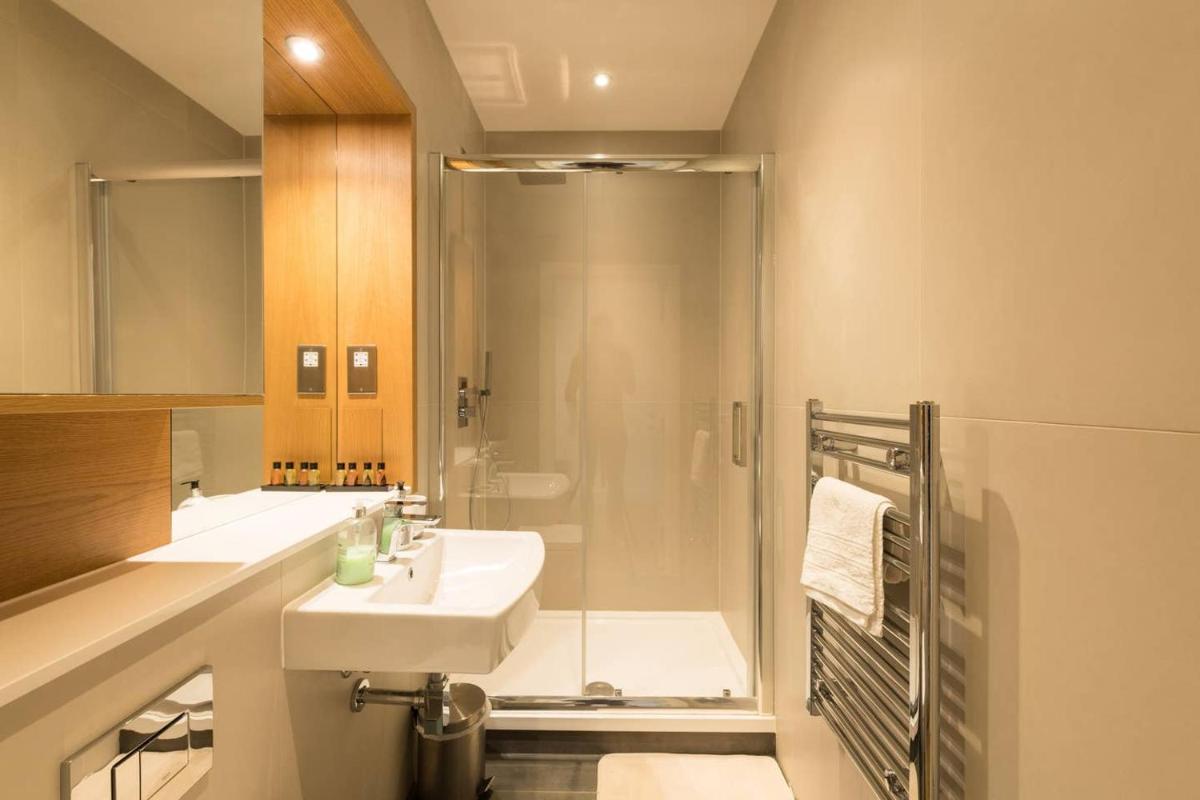 Sterling Modern Apartment, Brentwood with Netflix & Amazon Music - Housity