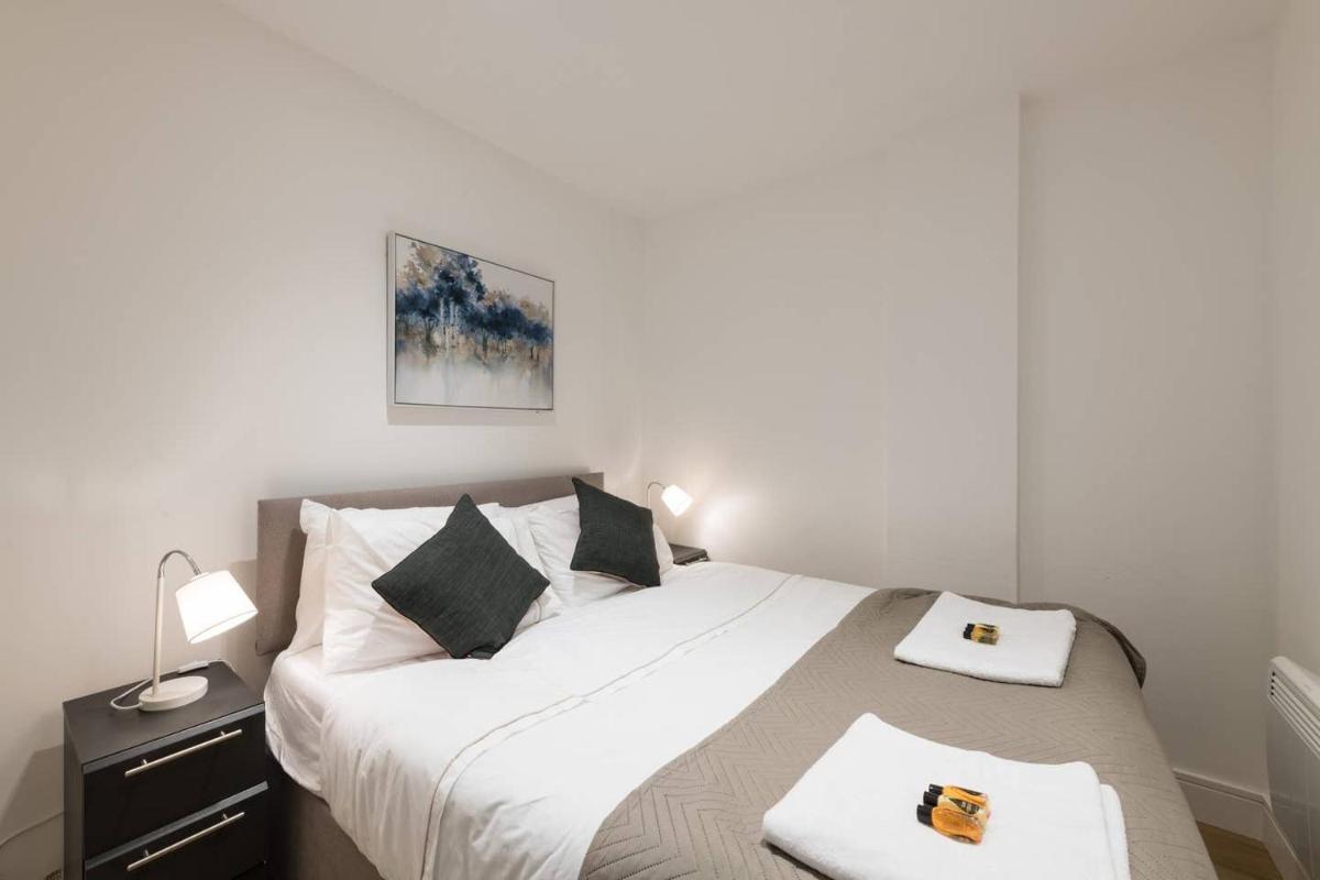 Sterling Modern Apartment, Brentwood with Netflix & Amazon Music - Housity