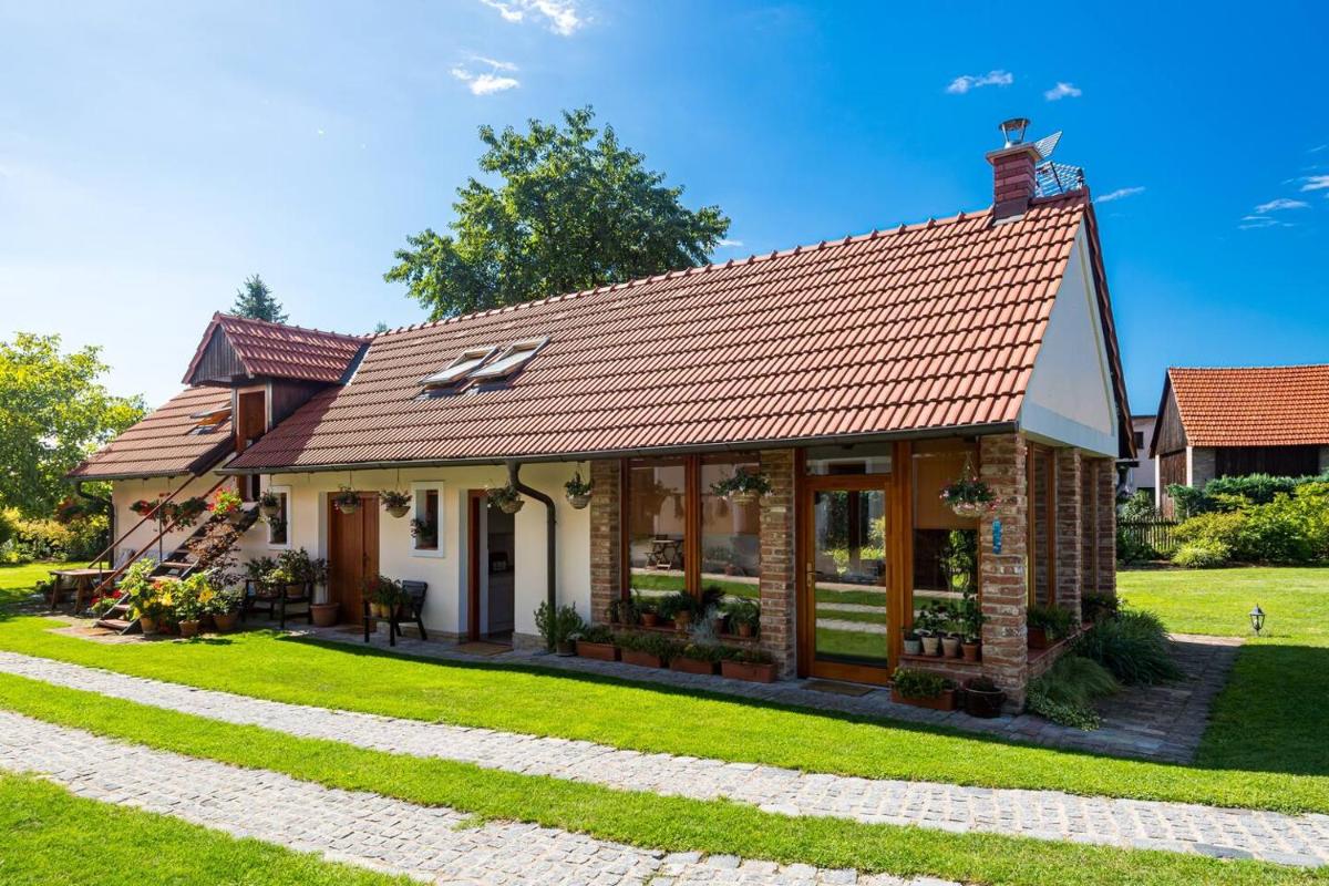 Tradiční český dům s ložnicemi v podkroví - Housity