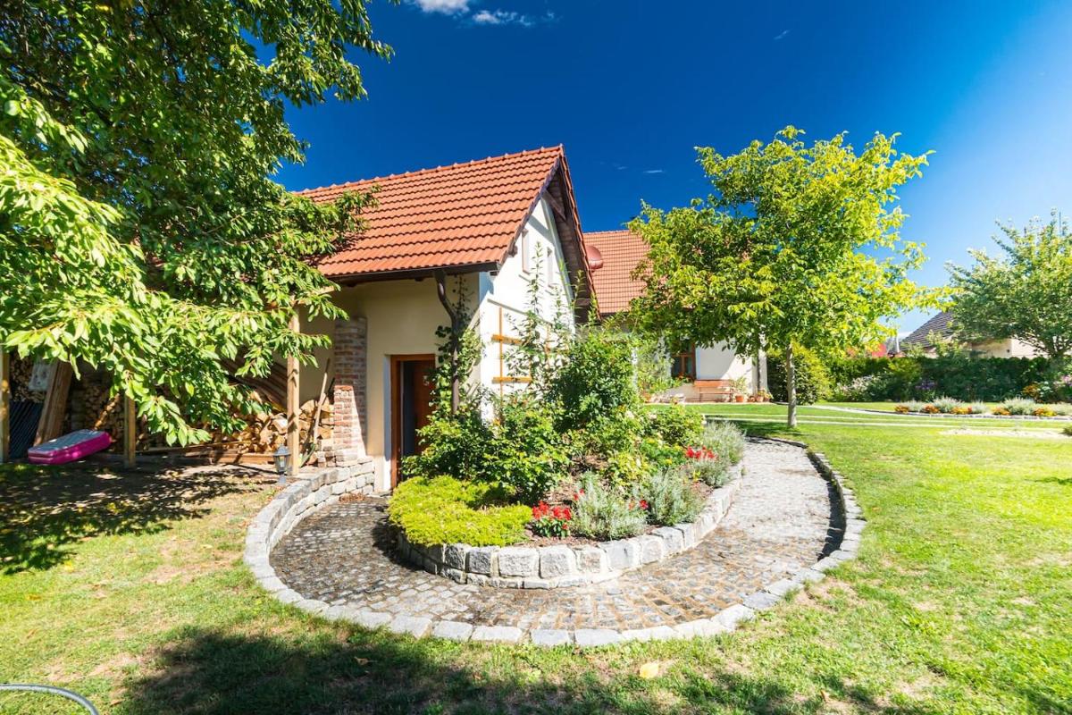 Tradiční český dům s ložnicemi v podkroví - Housity