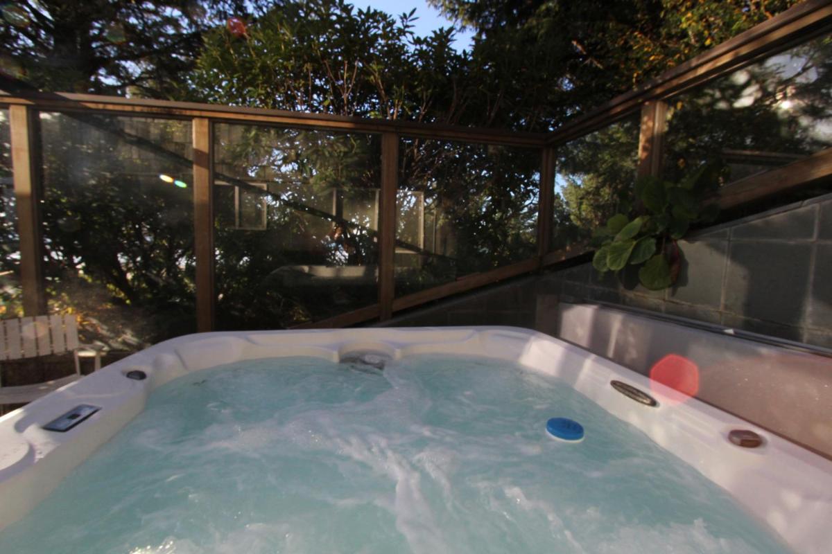 Whispering Seas with Hot Tub! - Housity