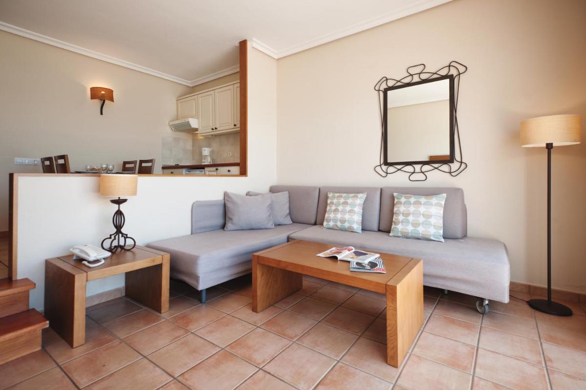 una sala de estar con un sofá y una mesa en Sotavento Beach Club, en Costa Calma