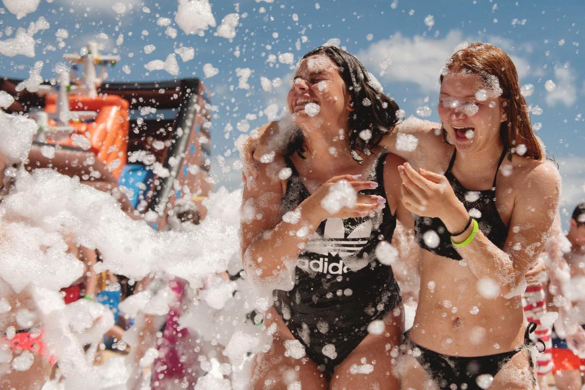 dos mujeres jugando en el agua en un festival en Sotavento Beach Club, en Costa Calma 37 fotos más