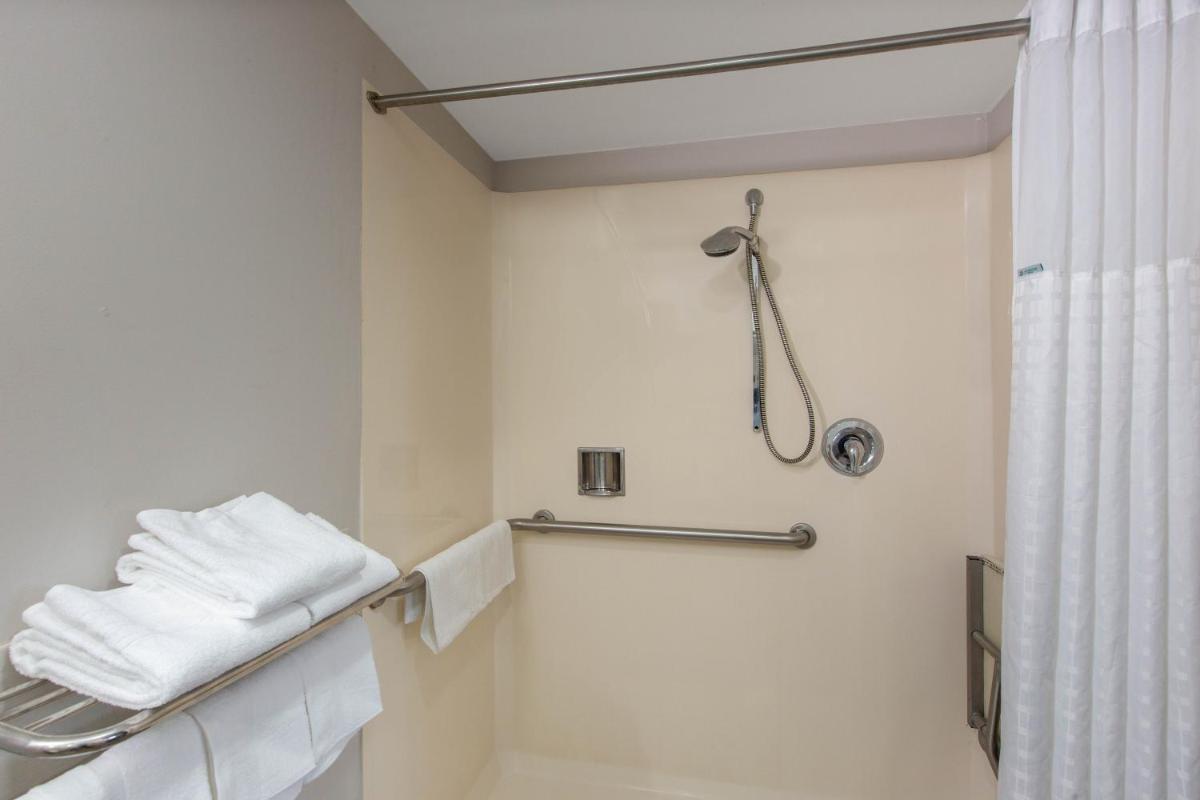 Days Inn by Wyndham Ukiah - Housity