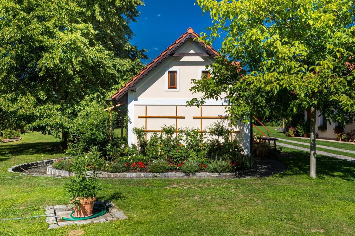 Tradiční český dům s ložnicemi v podkroví - Housity