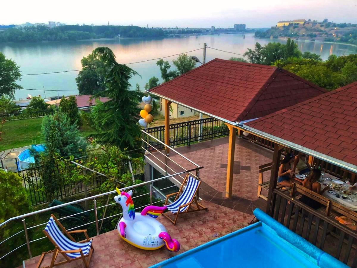 Yellow house - Hizvo