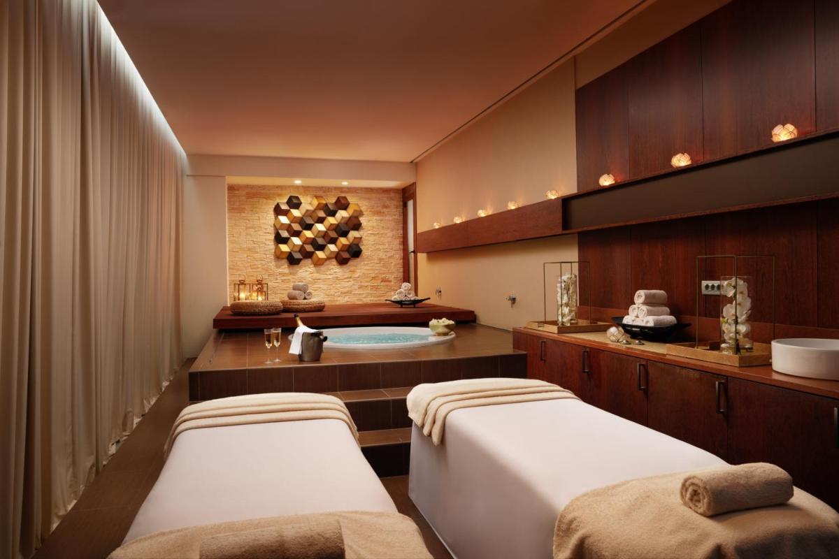 Uma cama ou camas num quarto em Corinthia Lisbon