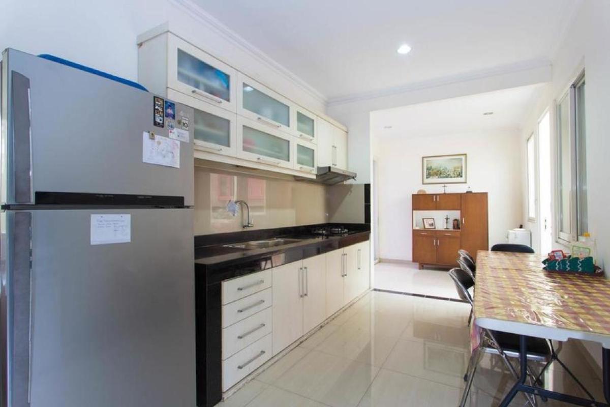 RedDoorz Plus near Siloam Karawaci - Housity