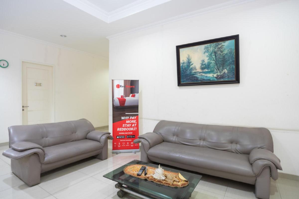 RedDoorz Plus near Siloam Karawaci - Housity