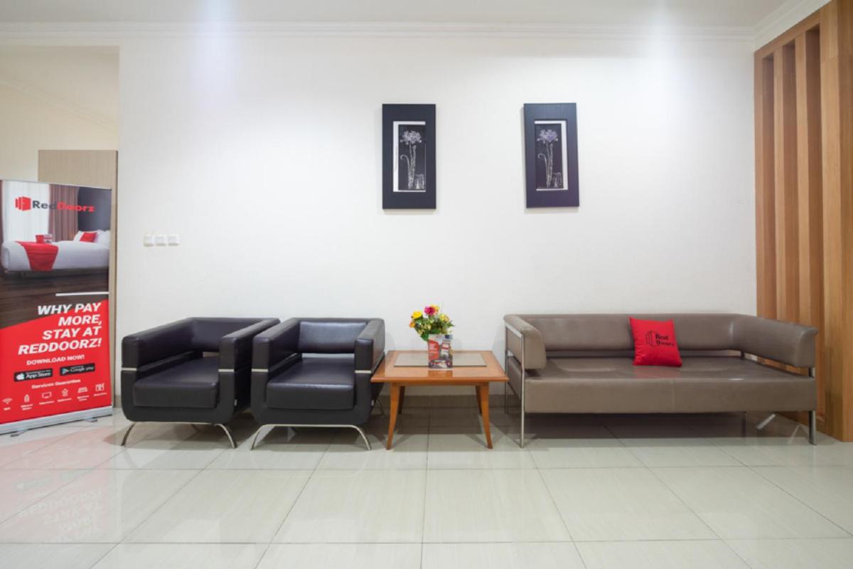 RedDoorz Plus near Siloam Karawaci - Housity