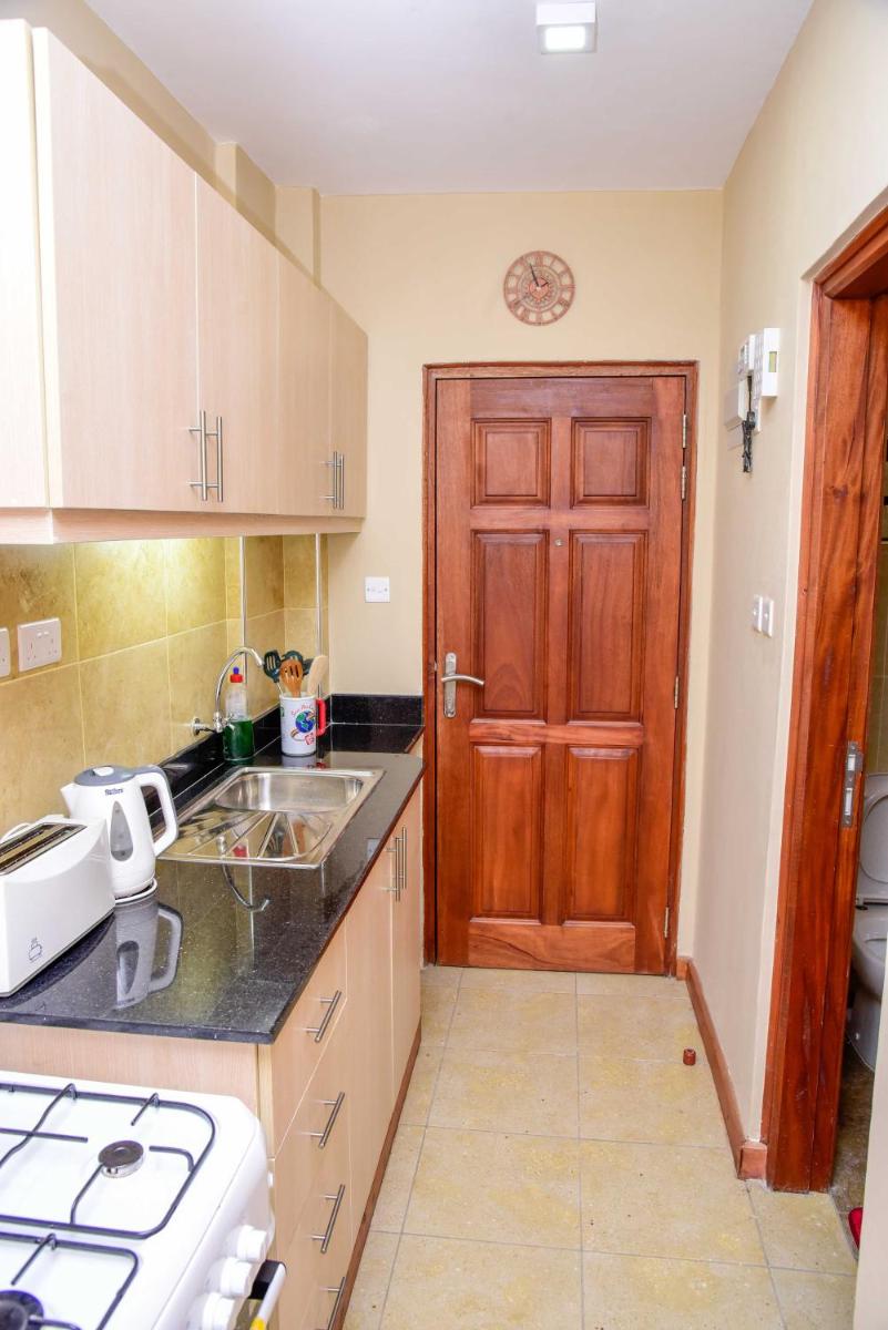 PIT-STOP NAIROBI: LOCATED NEAR AIRPORT & TOURIST CIRCUIT - Housity