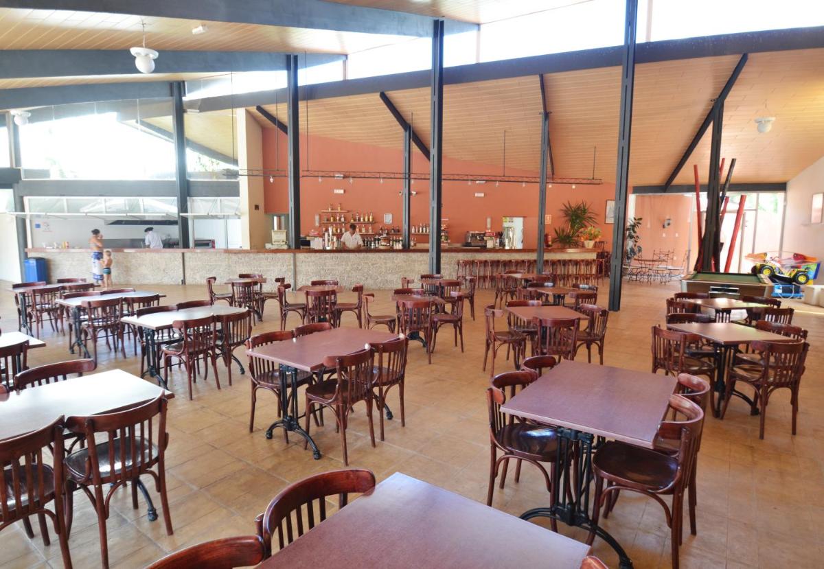 Un restaurante o sitio para comer en azuLine Hotel Bergantin