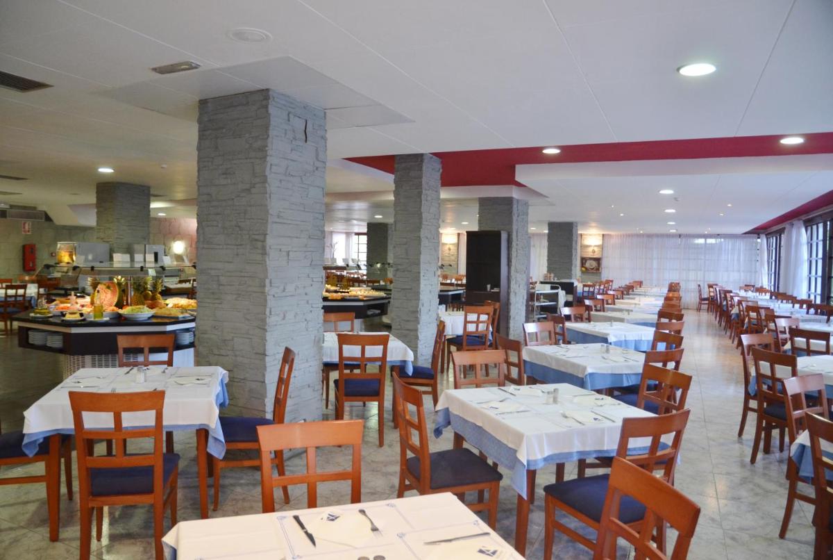 Un restaurante o sitio para comer en azuLine Hotel Bergantin
