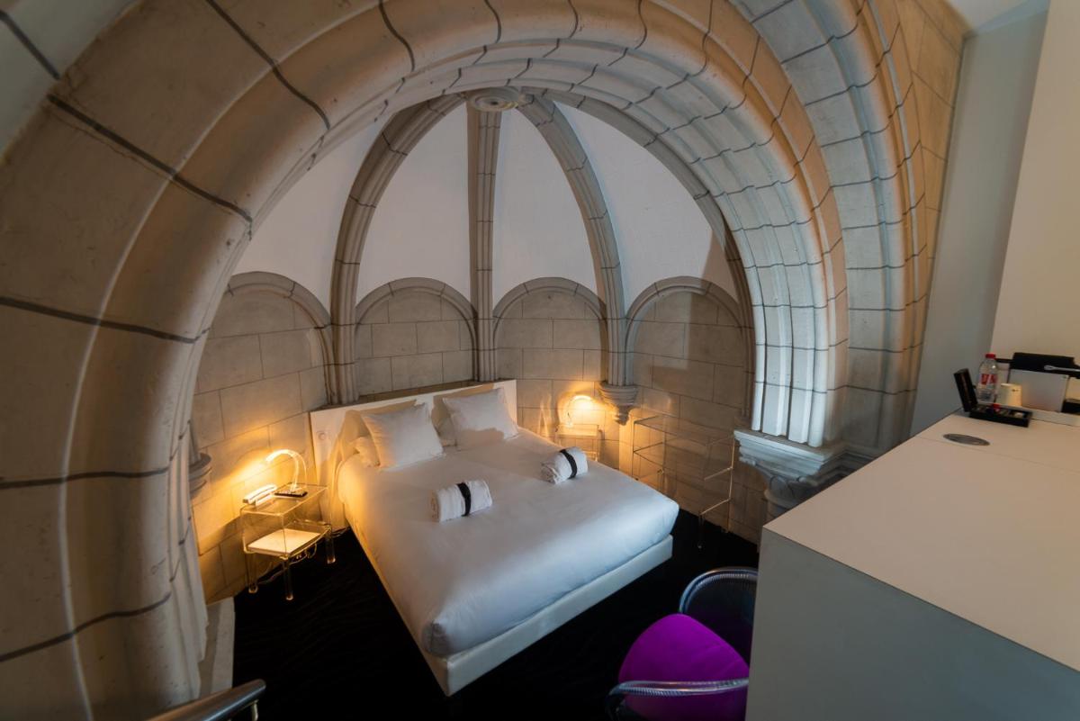 une chambre avec un lit blanc dans une pièce avec une arche dans l'établissement SOZO Hotel, à Nantes 61 autres photos