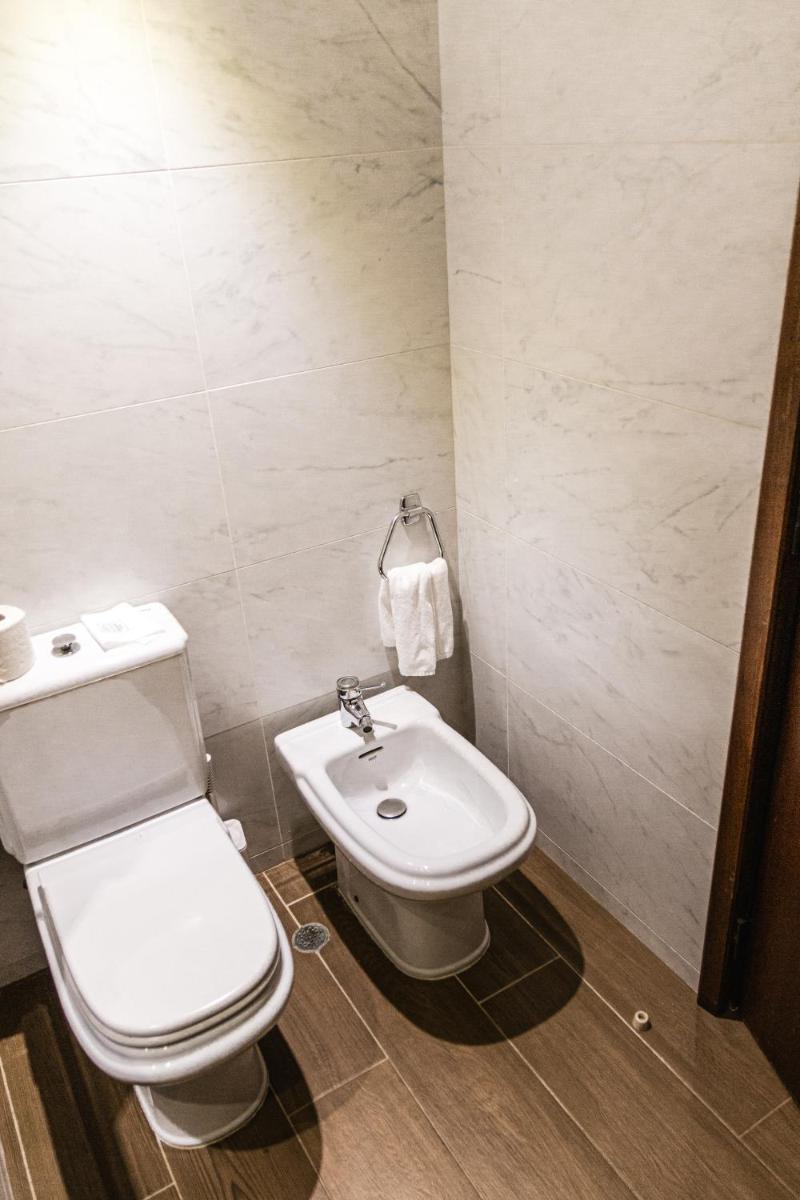 Uma casa de banho em Evora Hotel