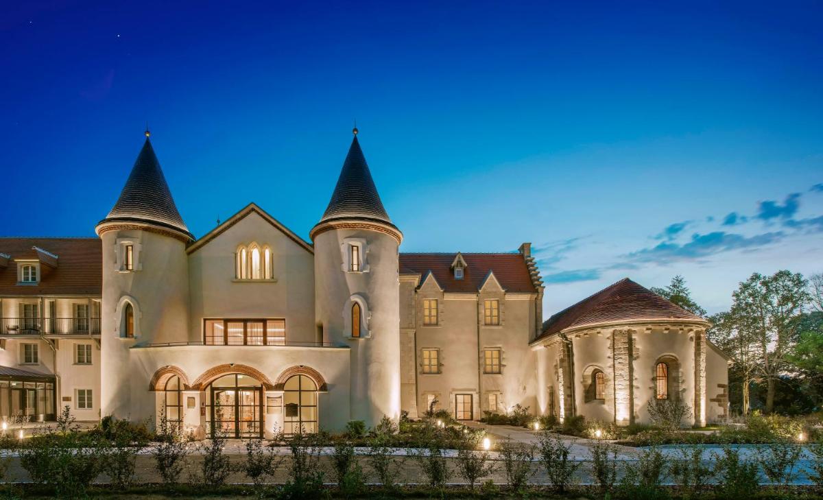 une image d'une grande demeure de caractère la nuit dans l'établissement Château Saint-Jean, Relais & Châteaux, à Montluçon