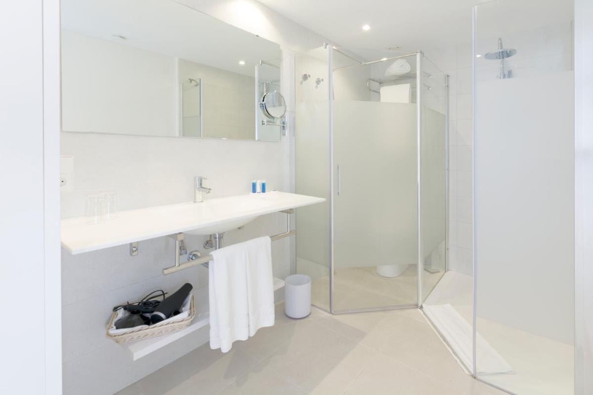 Un baño de Reverence Mare Hotel - Adults Only