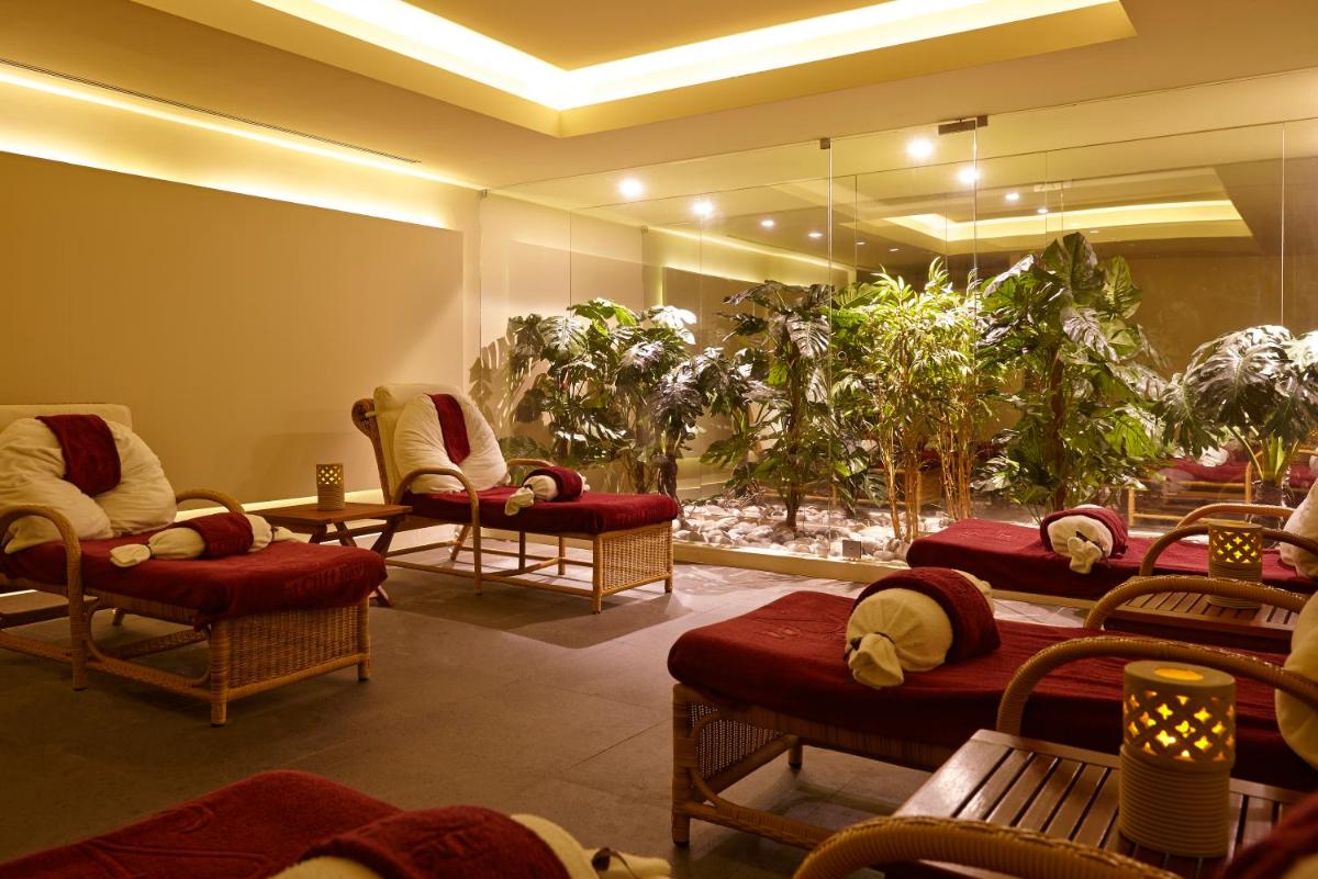 Uma área de estar em The Cliff Bay - PortoBay