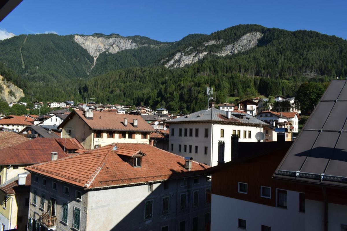 Lozzo di Cadore - Dolomiti - Piazza IV novembre - Housity